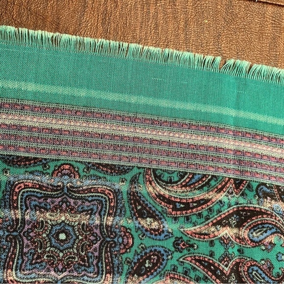 Green Scarf Paisley 29x30 preowned - Picture 3 of 5